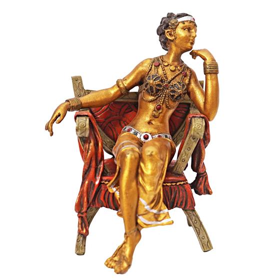 Bronzová soška sedící dívky v křesle