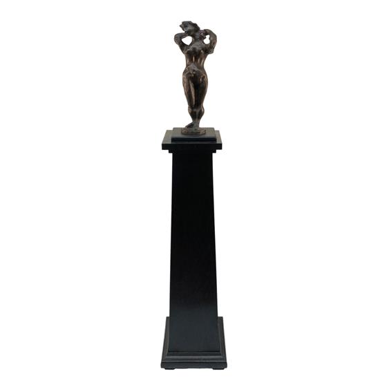 Bronzová socha ženy s podstavcem 