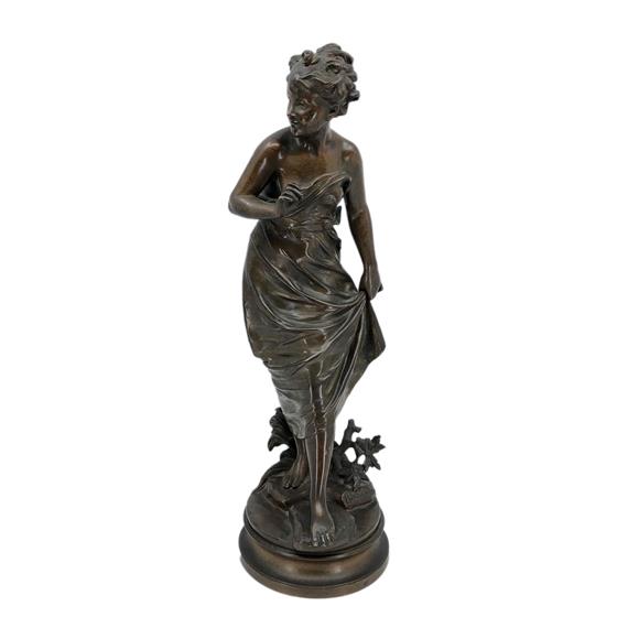 Bronzová socha ženy