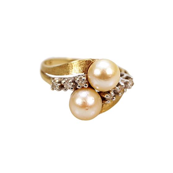 Zlatý prsten s brilianty a perlami