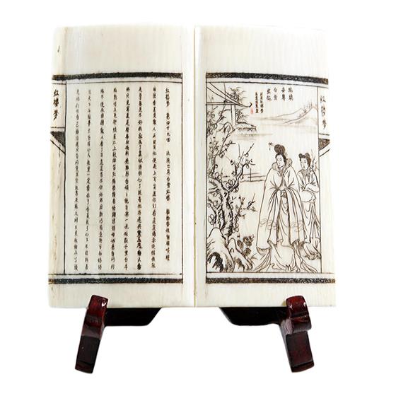 Řezba ze slonoviny - svatá kniha