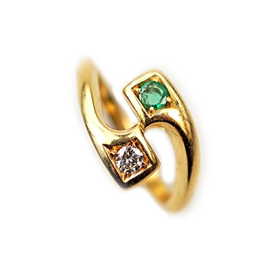 Zlatý prsten se smaragdem a briliantem