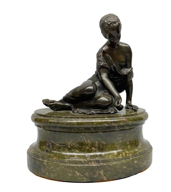 Bronzová socha dívka hrající kostky