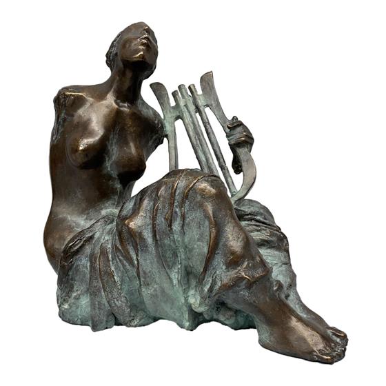 Bronzová socha dívky s harfou      