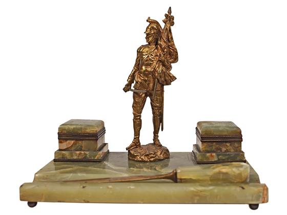 Kalamář s bronzovou sochou vojáka