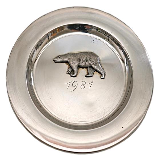 Stříbrný talíř s medvědem