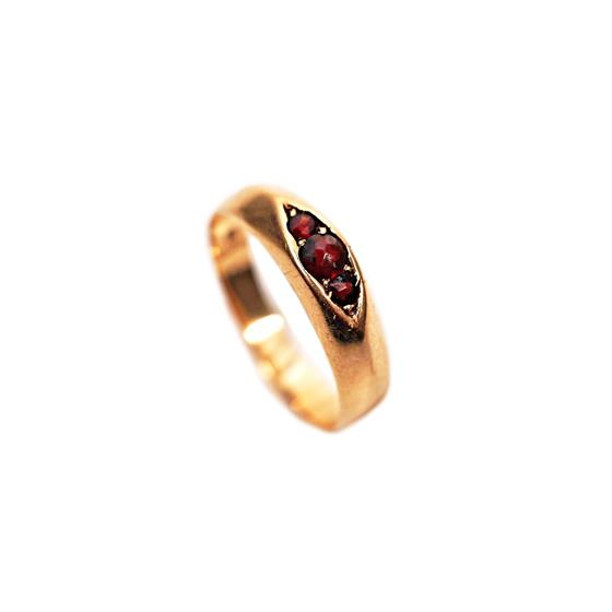 Zlatý starožitný prsten s českými granáty