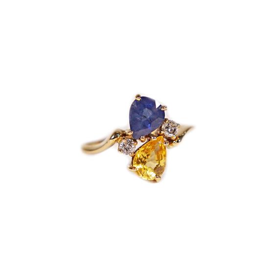 Prsten s modrým a žlutým safírem