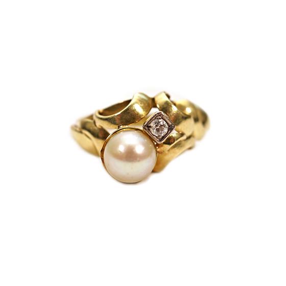 Zlatý prsten s diamantem a perlou